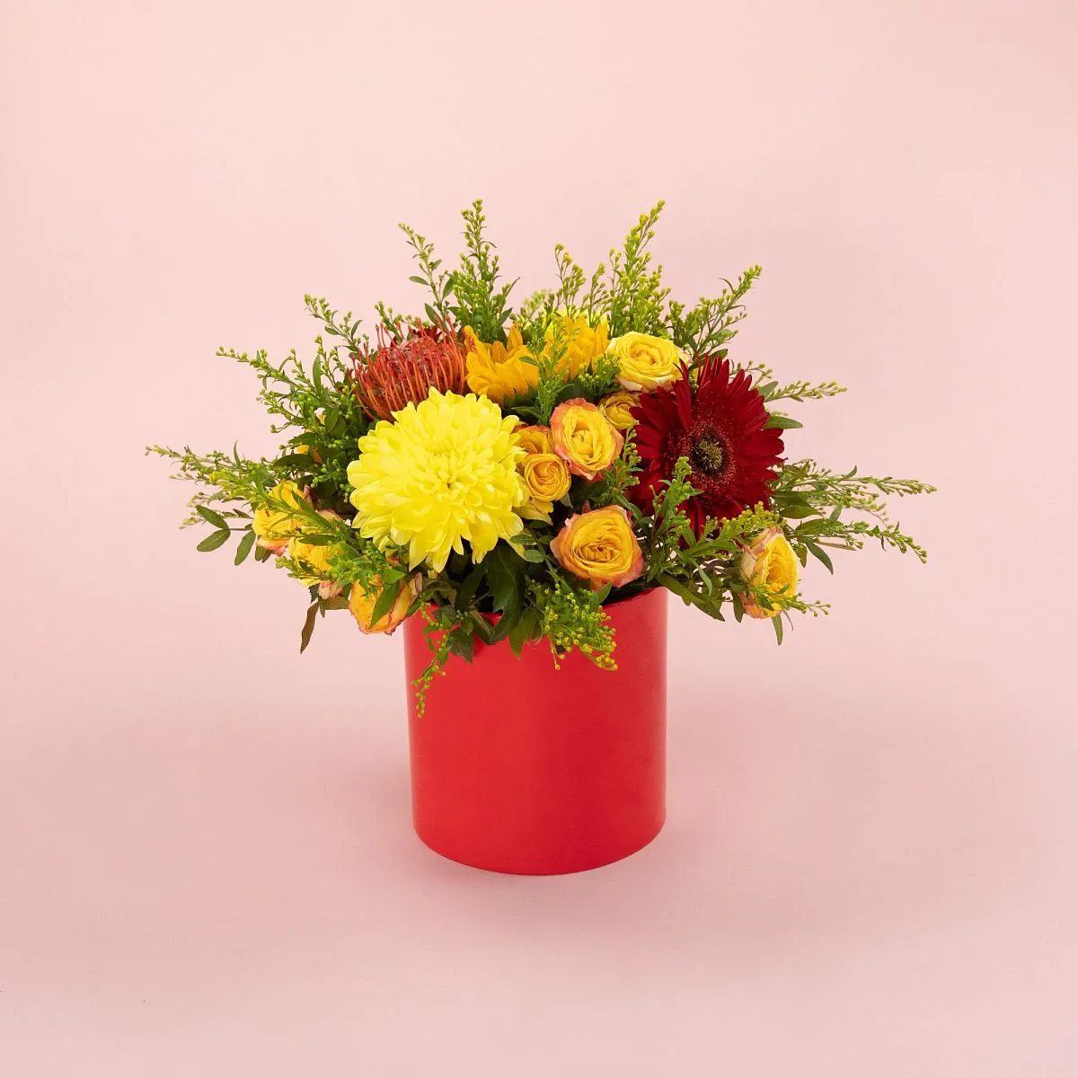 Герберы, розы и подсолнух в коробке