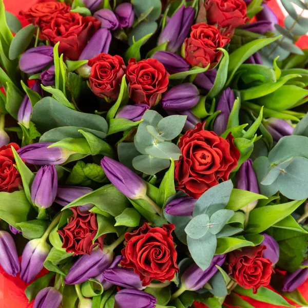 Букет из 20 роз и тюльпанов