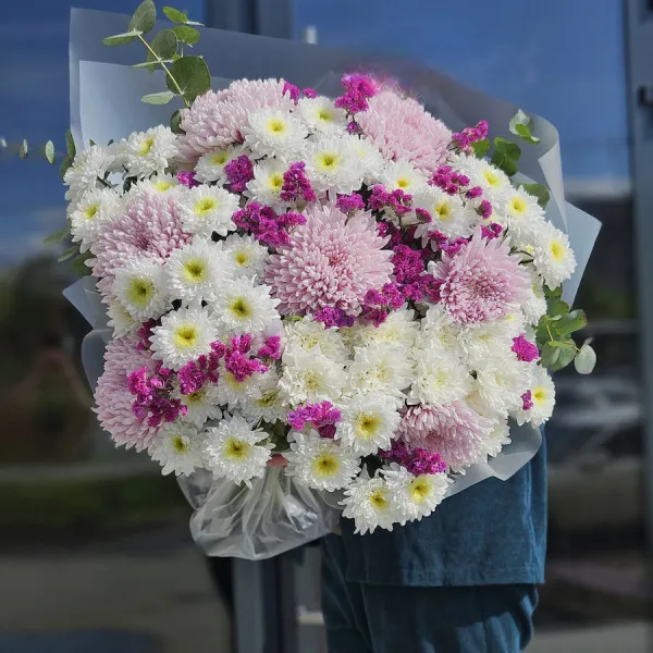 Букет хризантем, эвкалипта и статицы