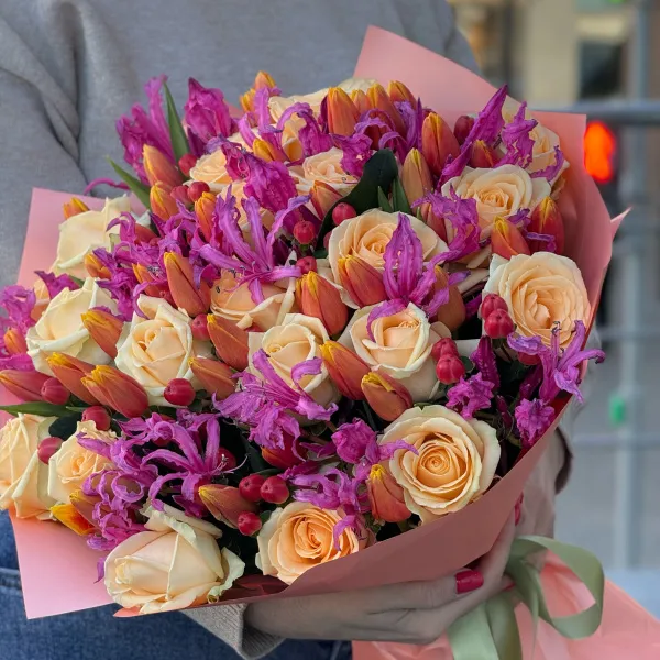 Букет из 20 роз и 40 тюльпанов