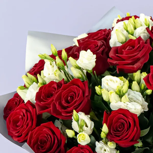 Букет из роз и белых эустом