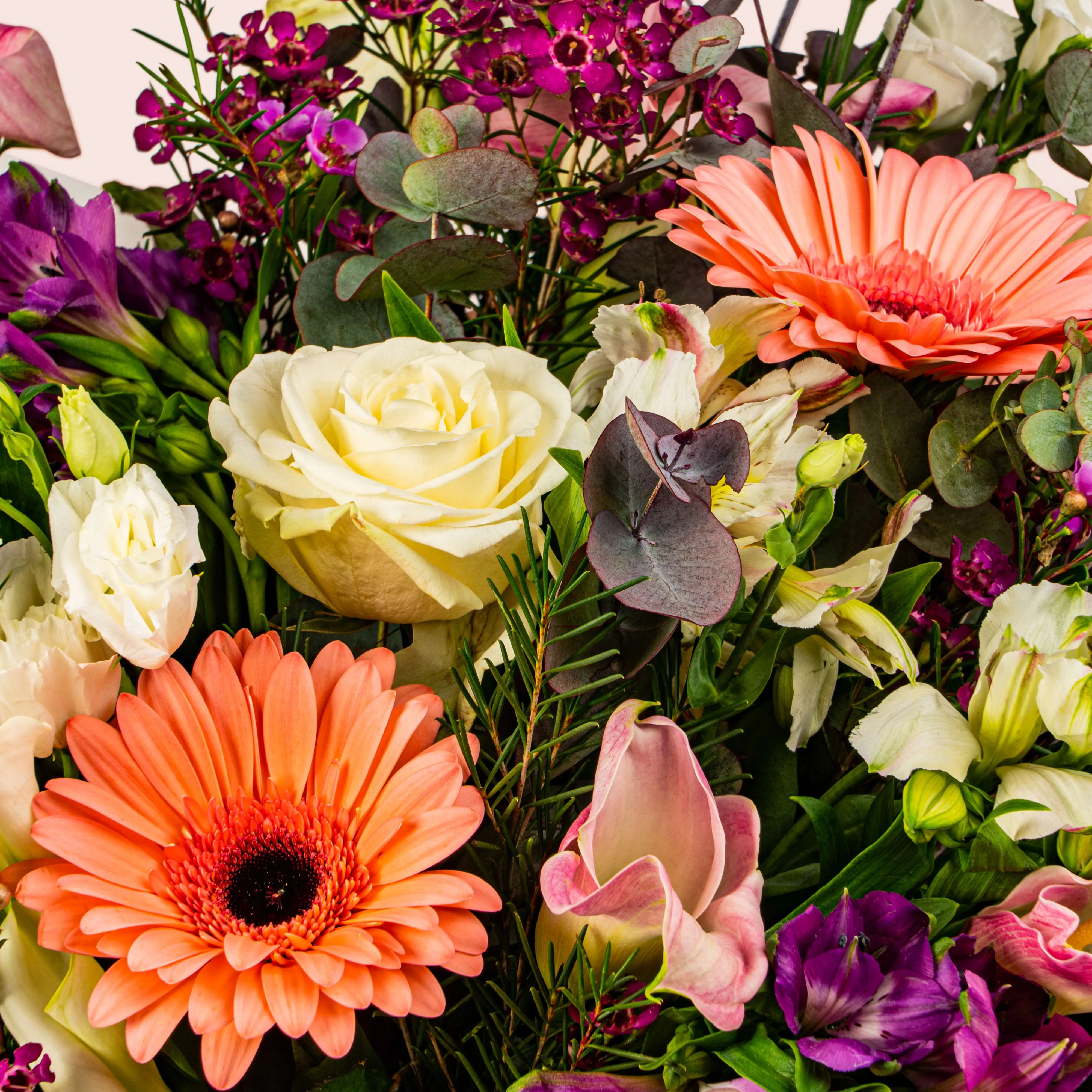 Букет из альстромерий, калл и эустом