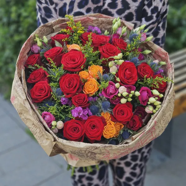 Букет из роз микс, статицы и солидаго