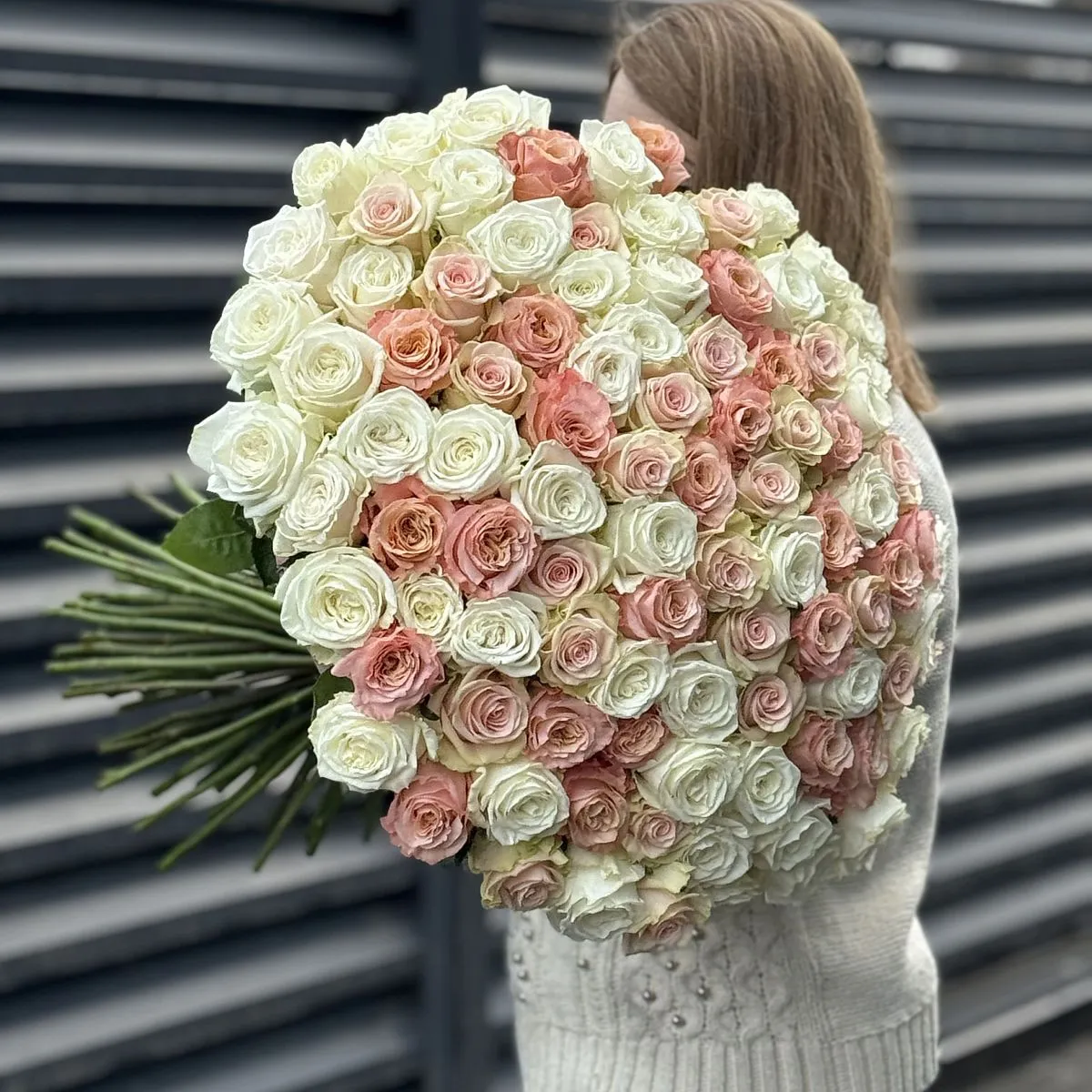 Букет 201 бело-персиковый микс роз эквадор (70см)