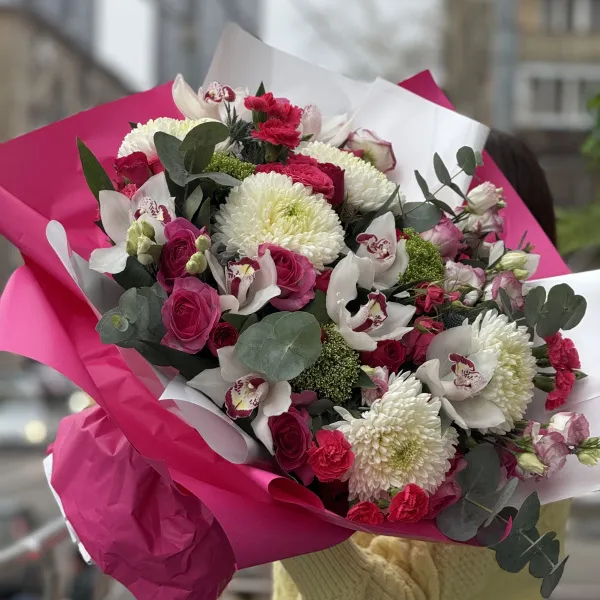 Букет из роз, хризантем и гвоздики