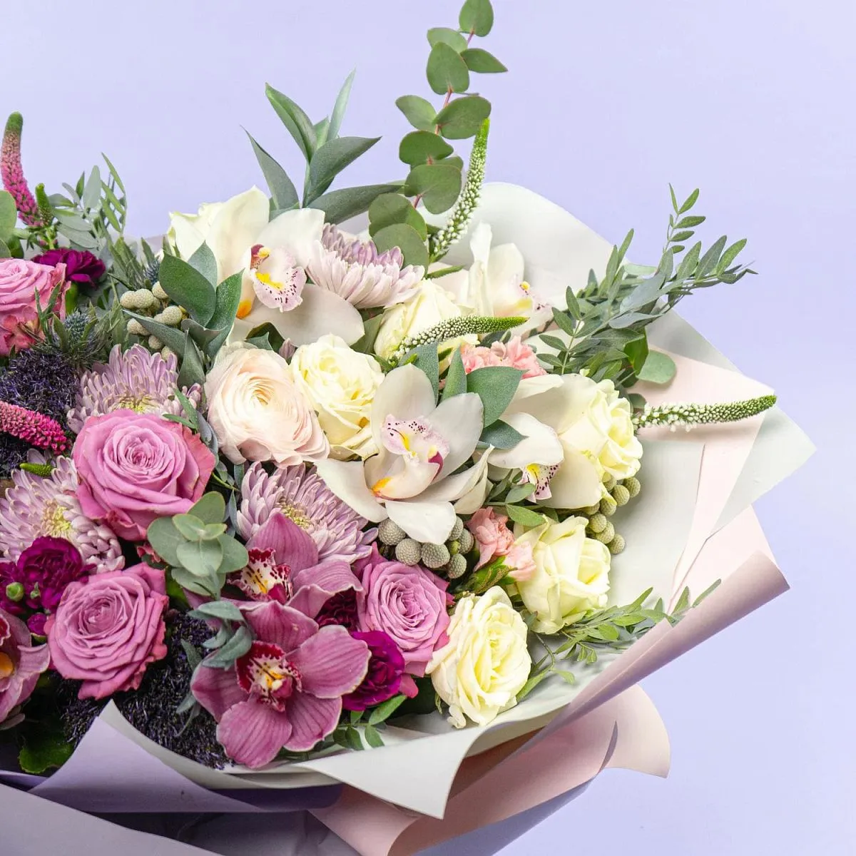 Букет из орхидей, роз и хризантем