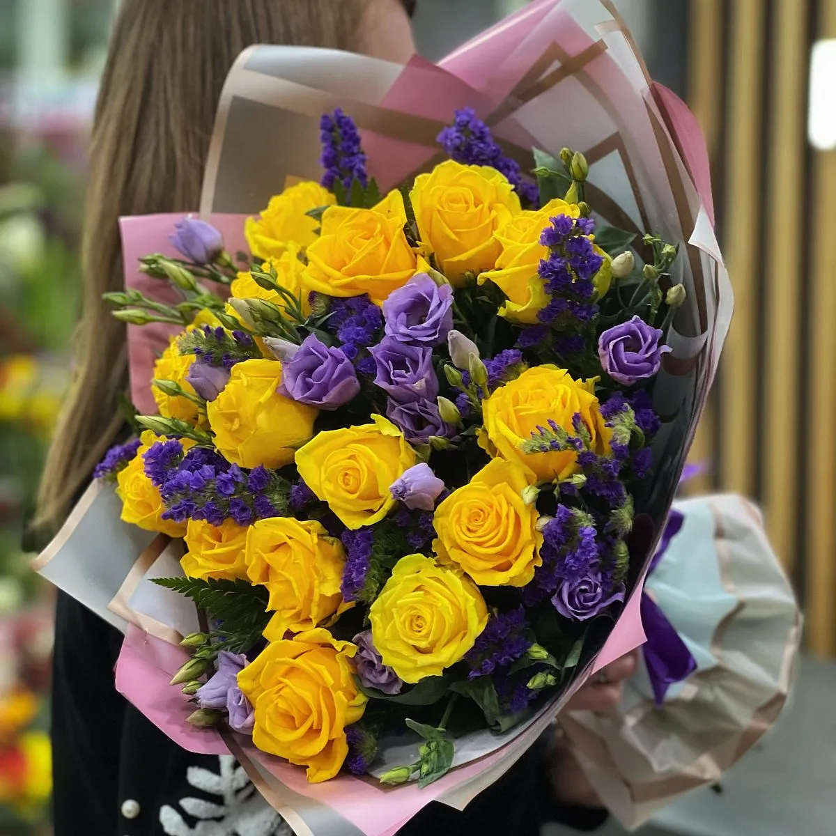 Букет из эустом, папоротника и роз