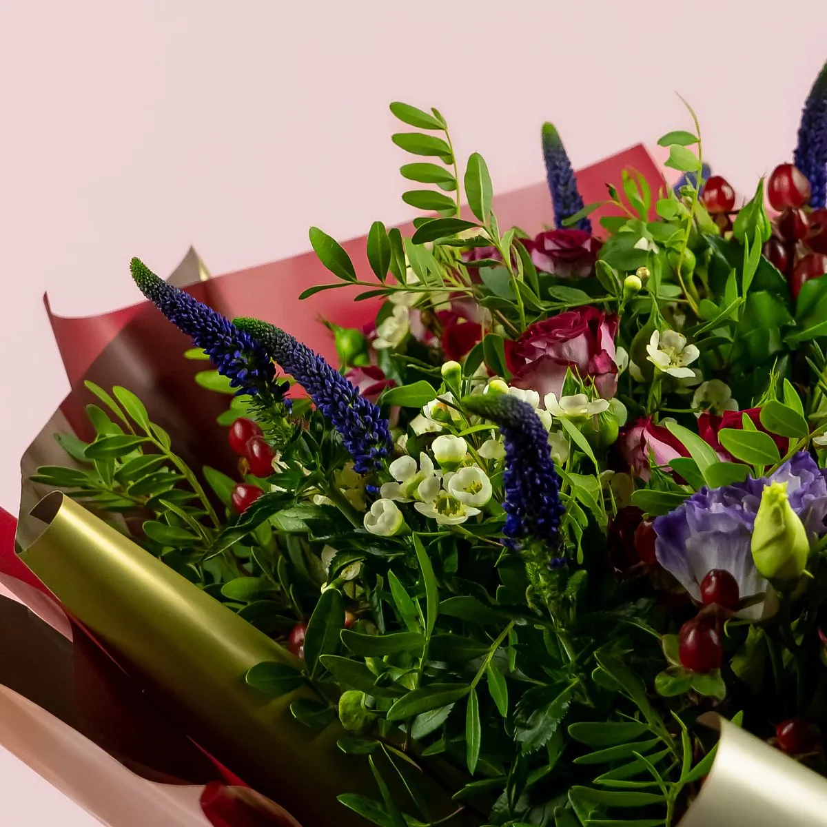 Букет из бордовых роз и эустом