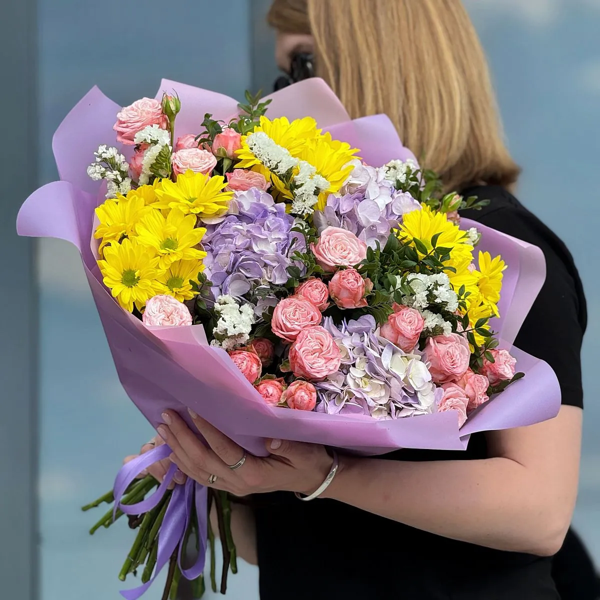 Огромный букет из роз, хризантем и гортензии