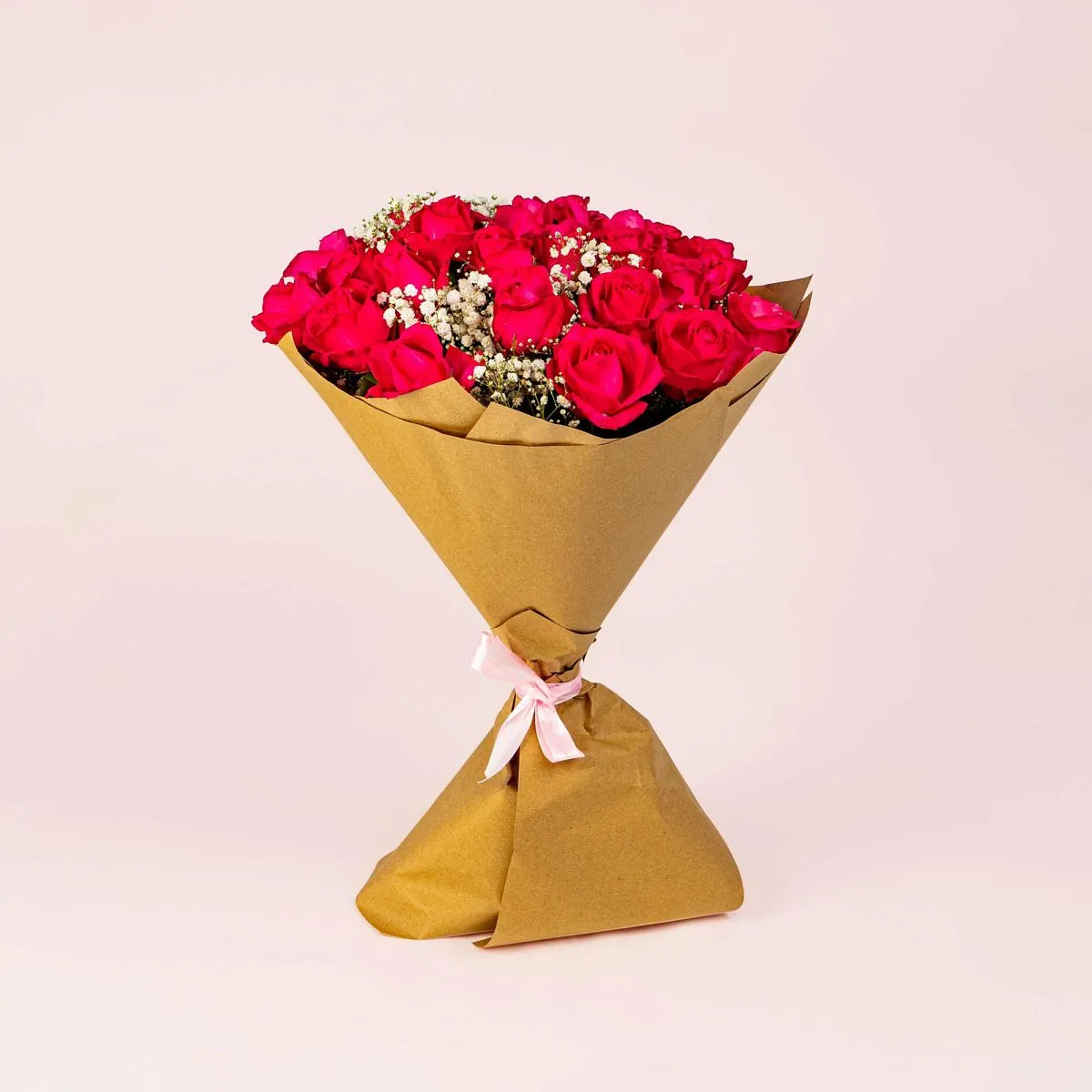 Букет из красных роз и гипсофилы