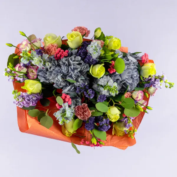 Букет из гортензии, роз и гвоздик