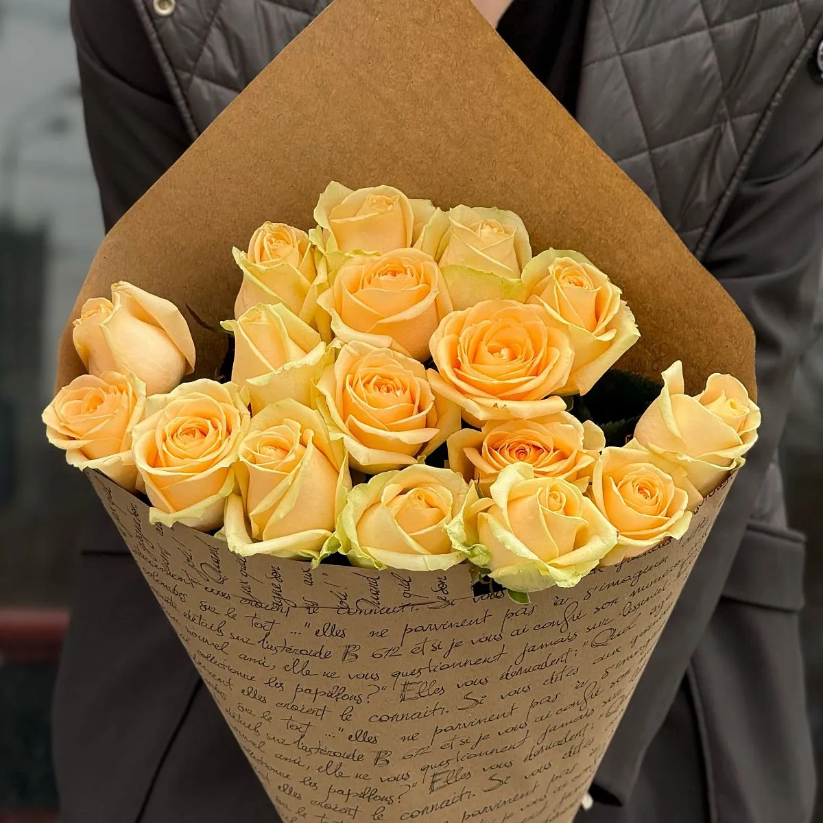 Букет из 17 кремовых роз (60 см)