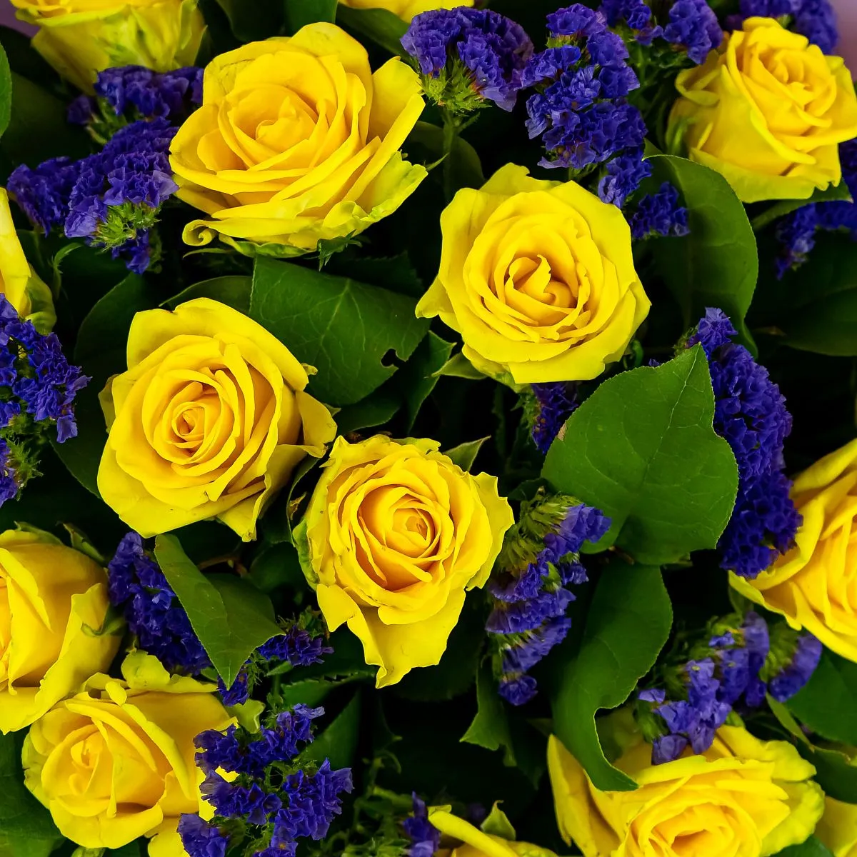 Букет из жёлтых роз и статицы