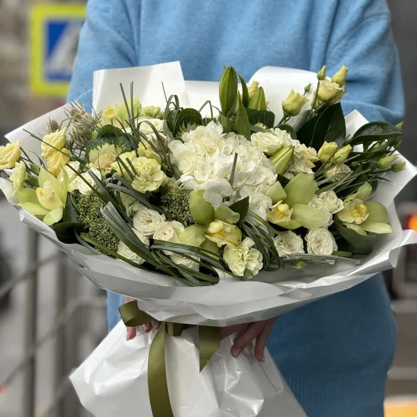 Букет из роз, эустомы и гвоздики