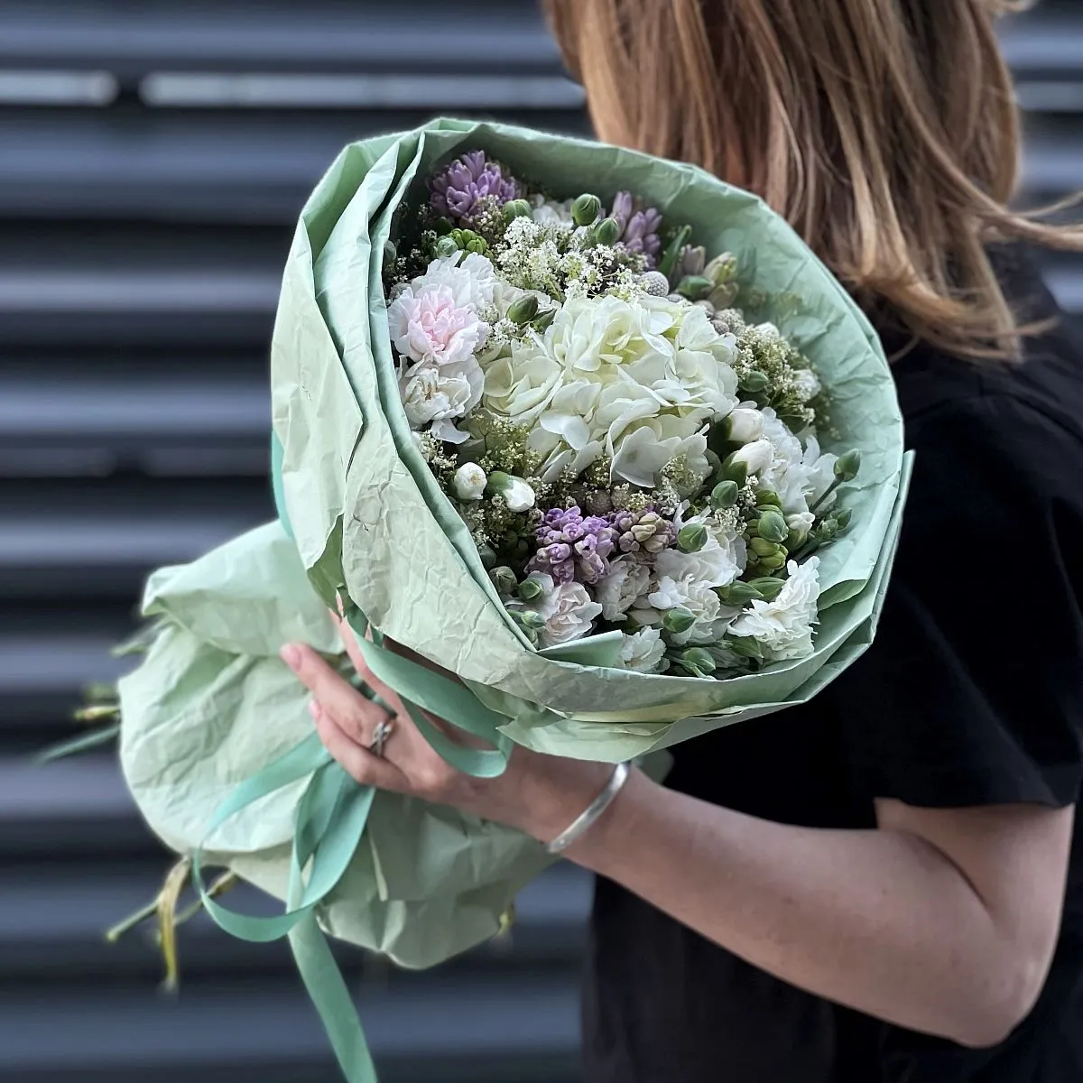 Огромный букет из гвоздик, гипсофил и гиацинтов
