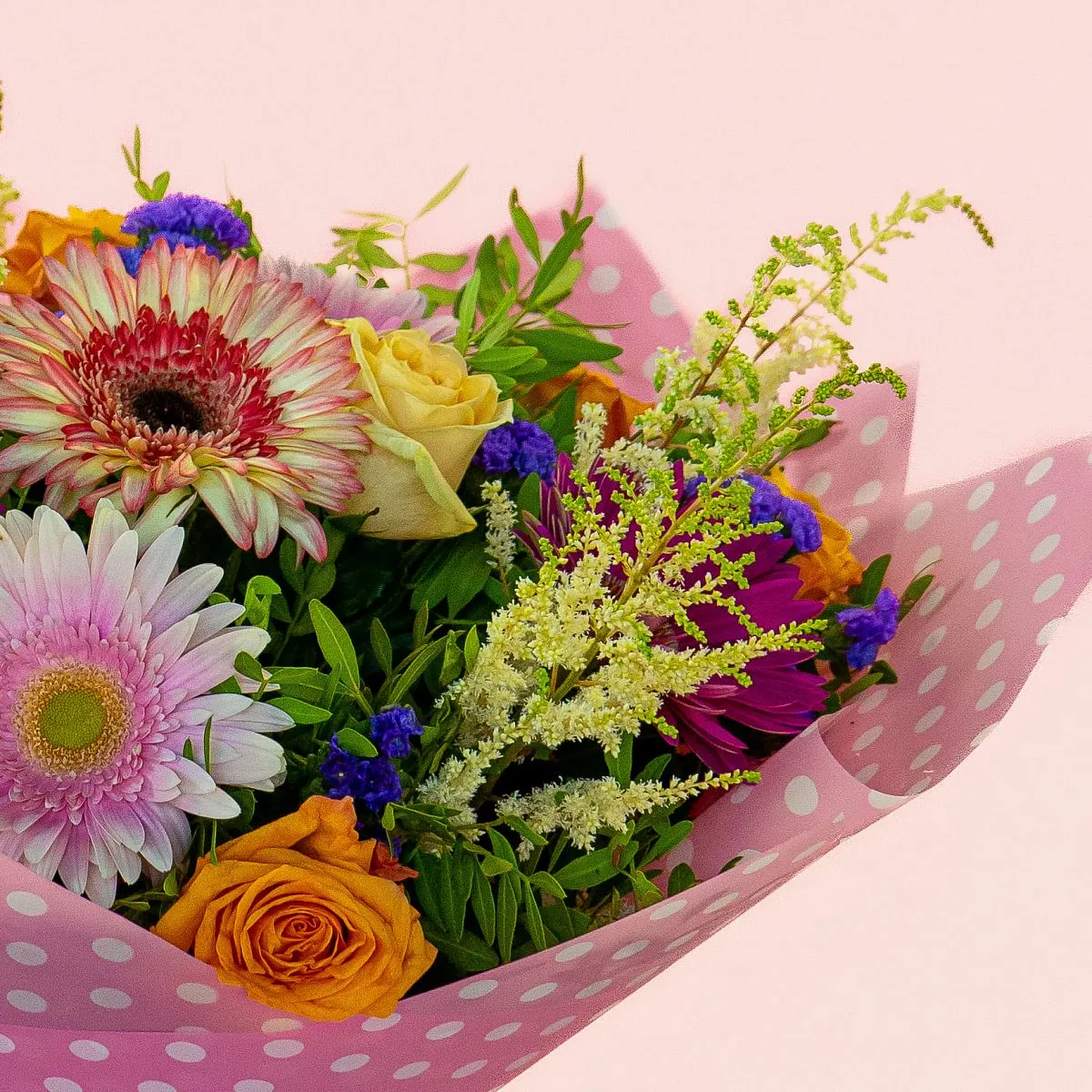 Букет из гербер микс, роз микс и статицы