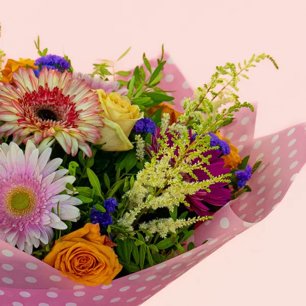 Букет из гербер микс, роз микс и статицы