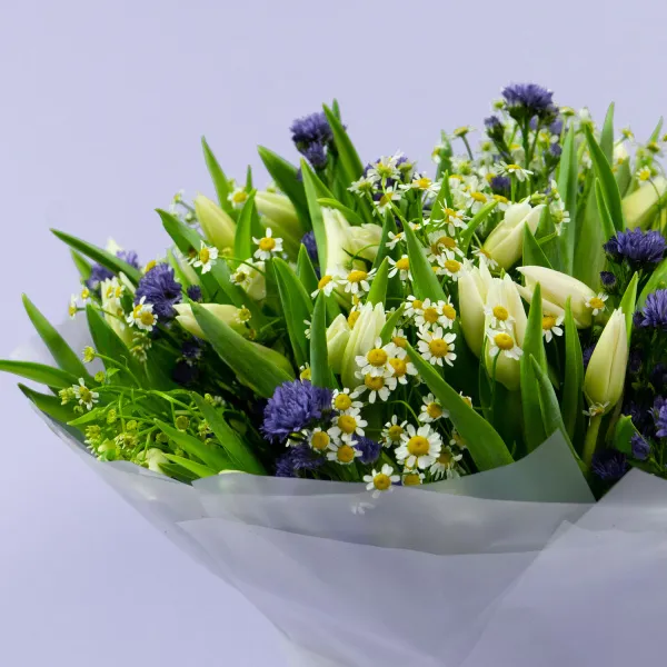 Букет из тюльпанов и ромашек