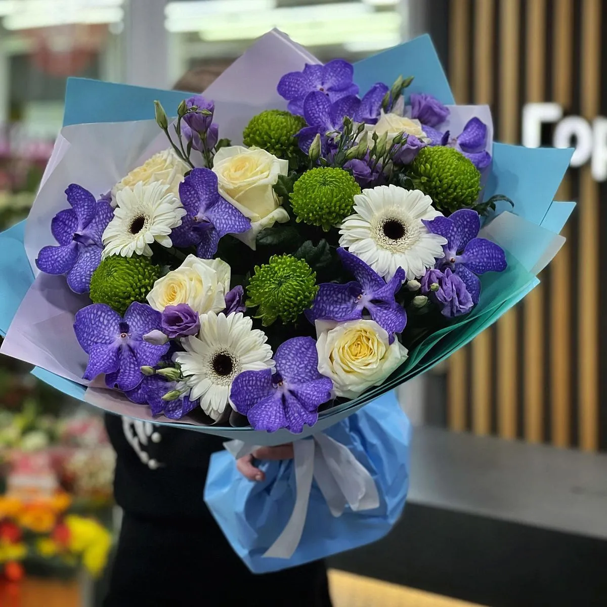 Букет из хризантем, роз и эустом