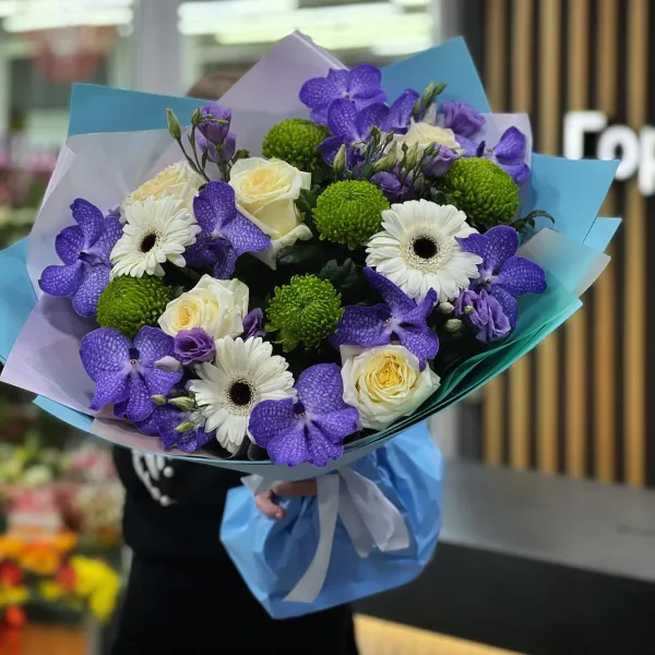 Букет из хризантем, роз и эустом