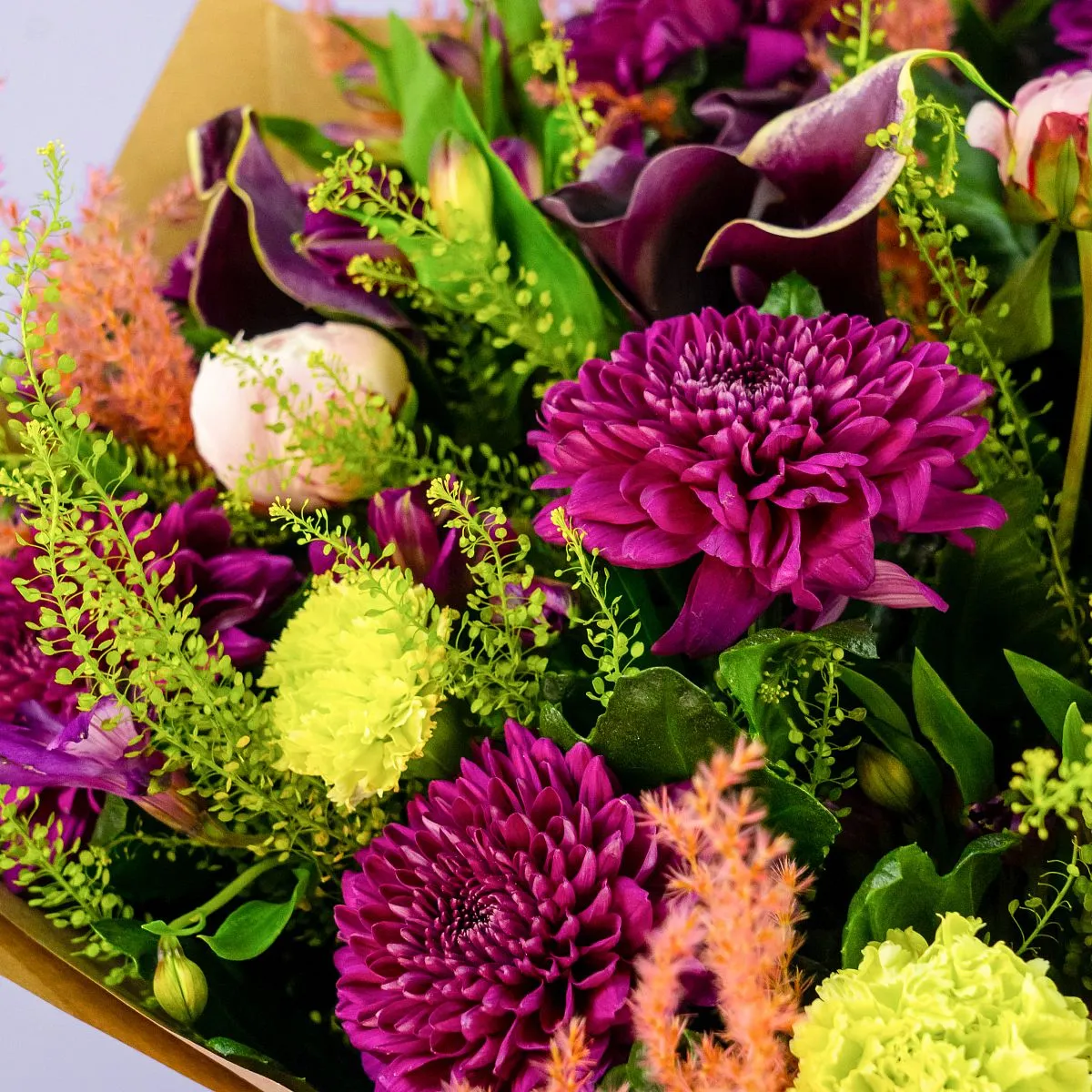 Букет их хризантем, альстромерий, пионов