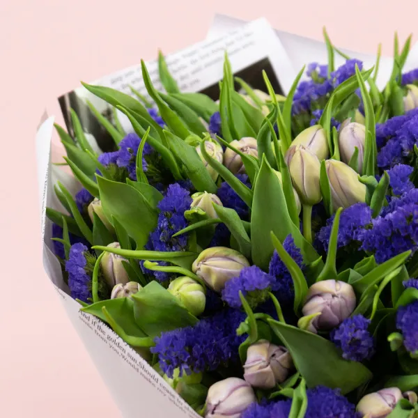 Букет из 49 тюльпанов и статицы