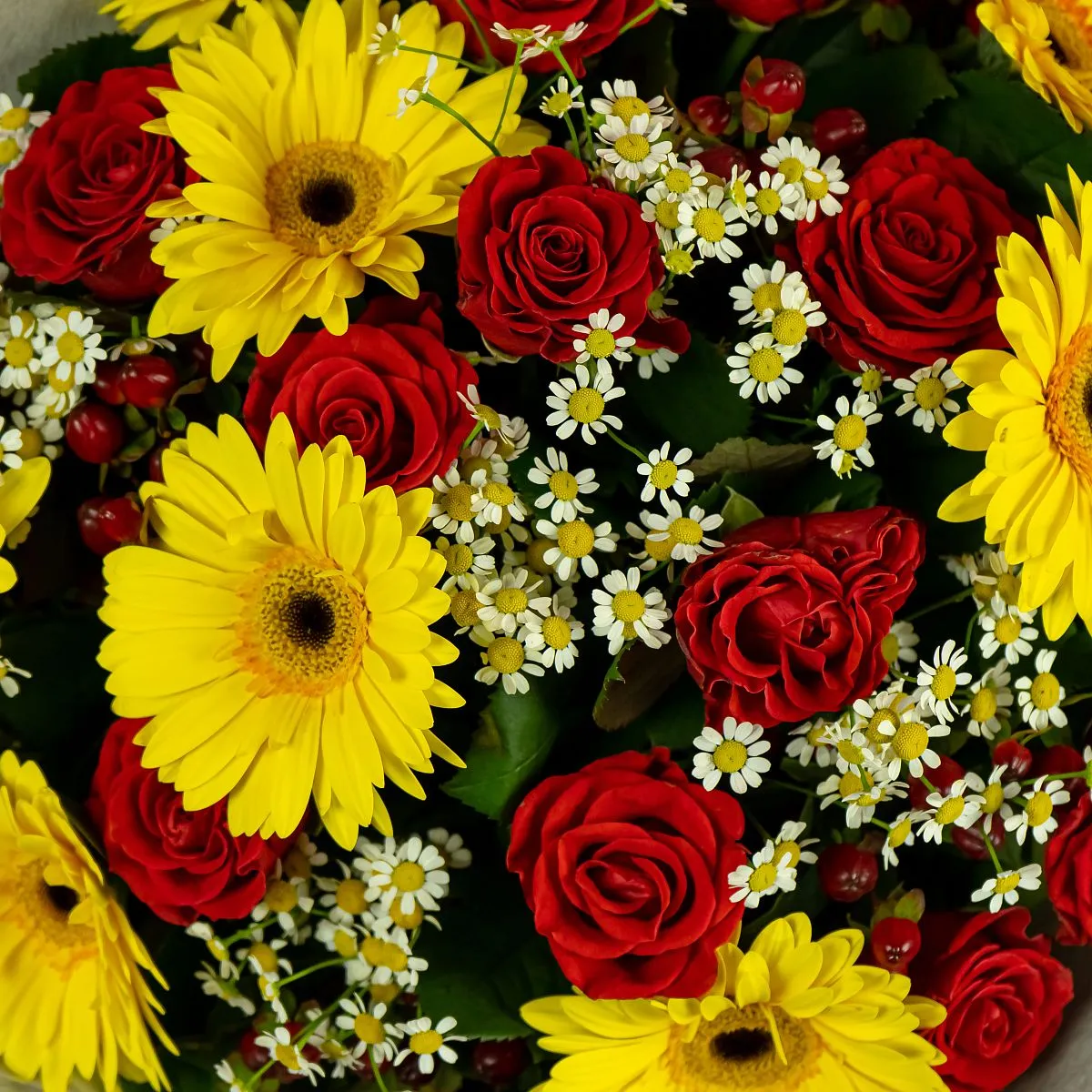 Букет из гербер, роз и ромашек