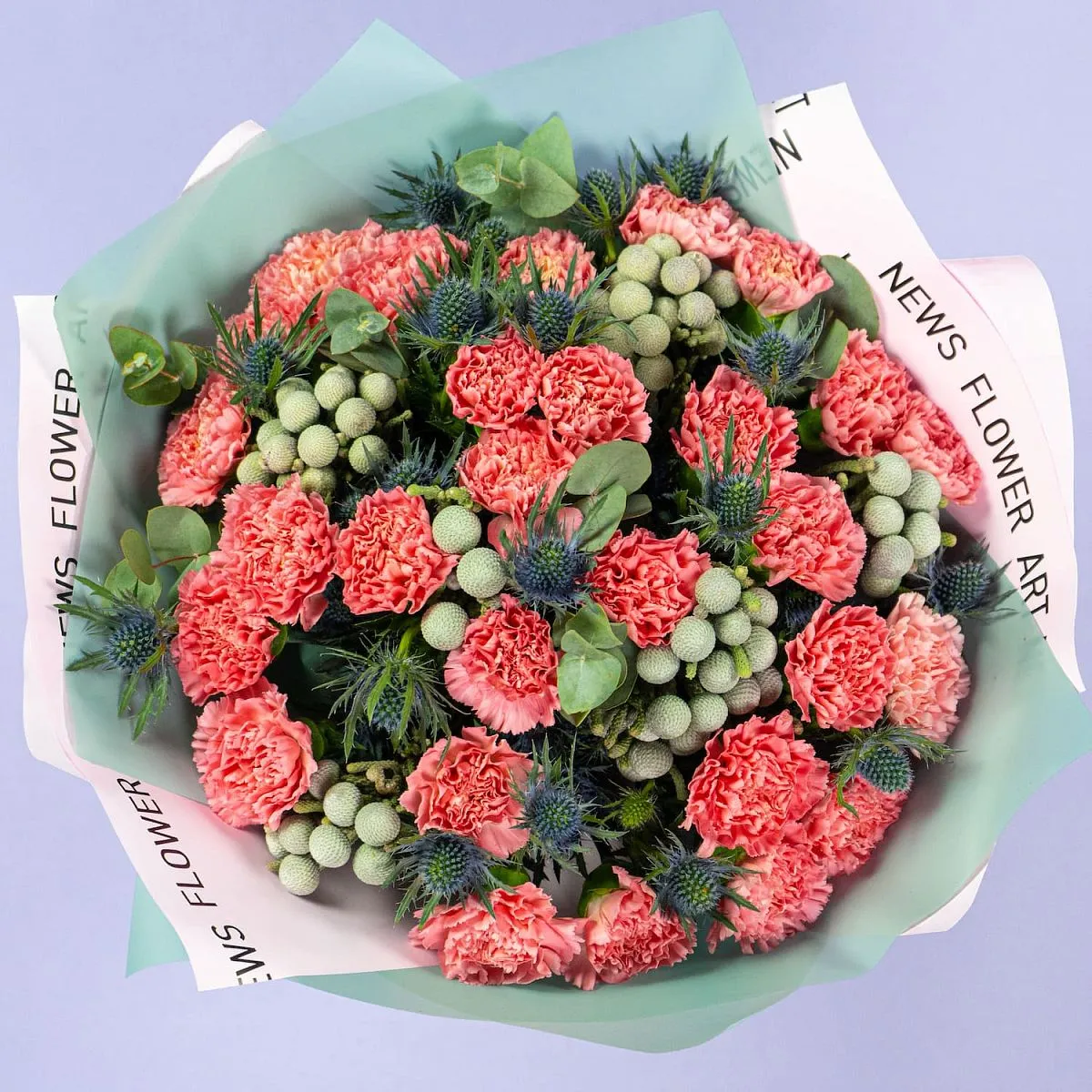 Букет из гвоздик и эрингиумов