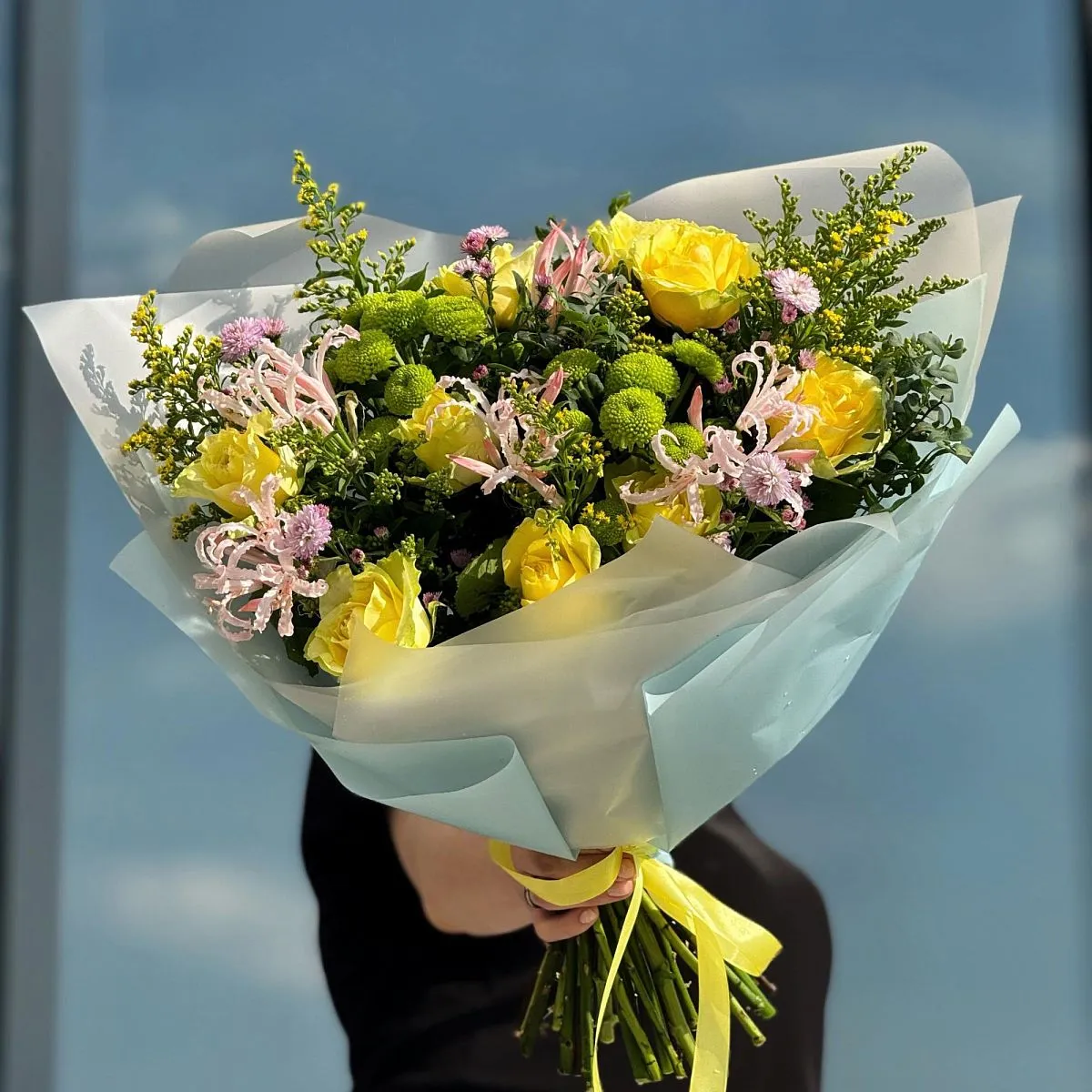 Большой букет из хризантем, солидаго и астер