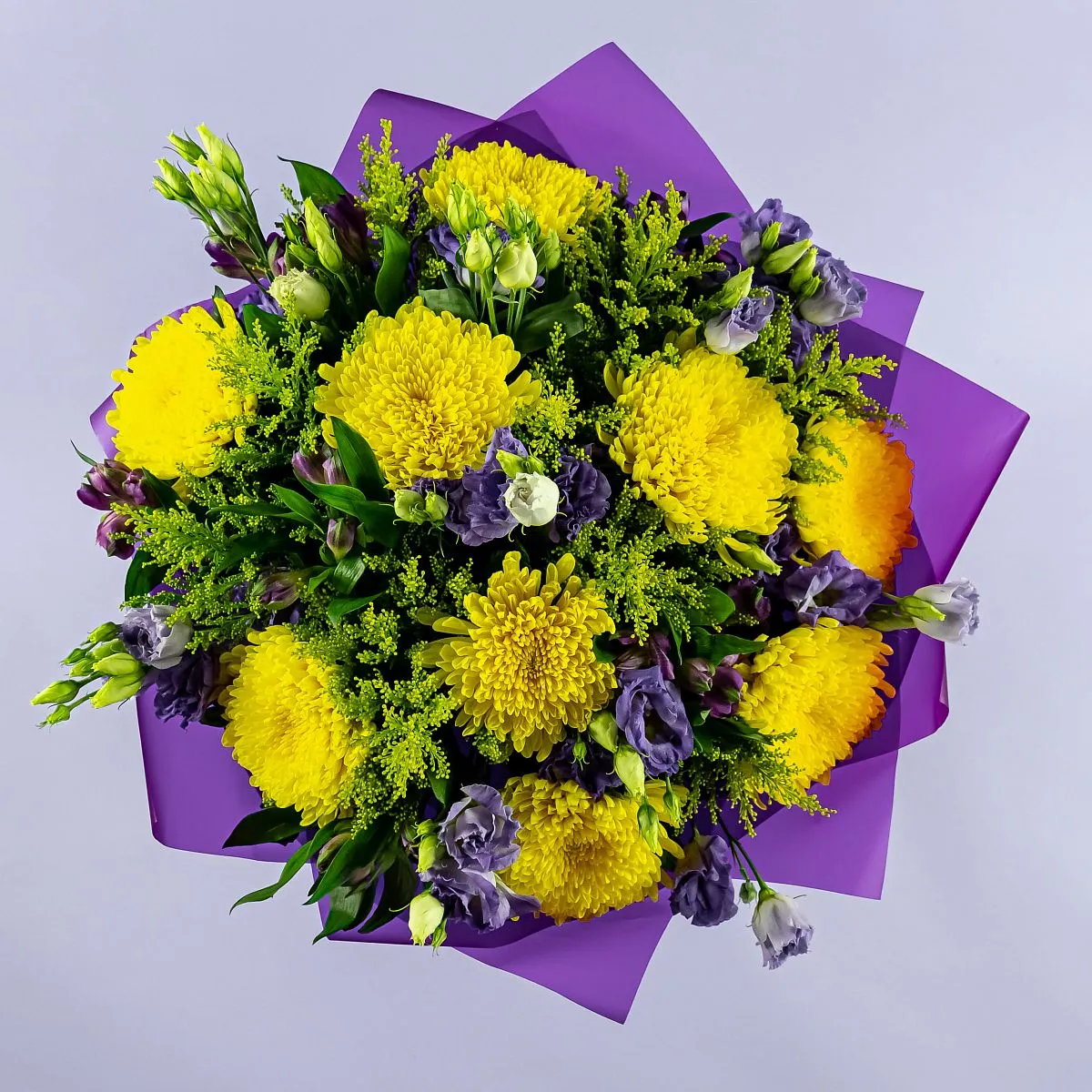 Букет из хризантем и эустом