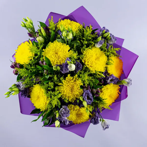 Букет из хризантем и эустом