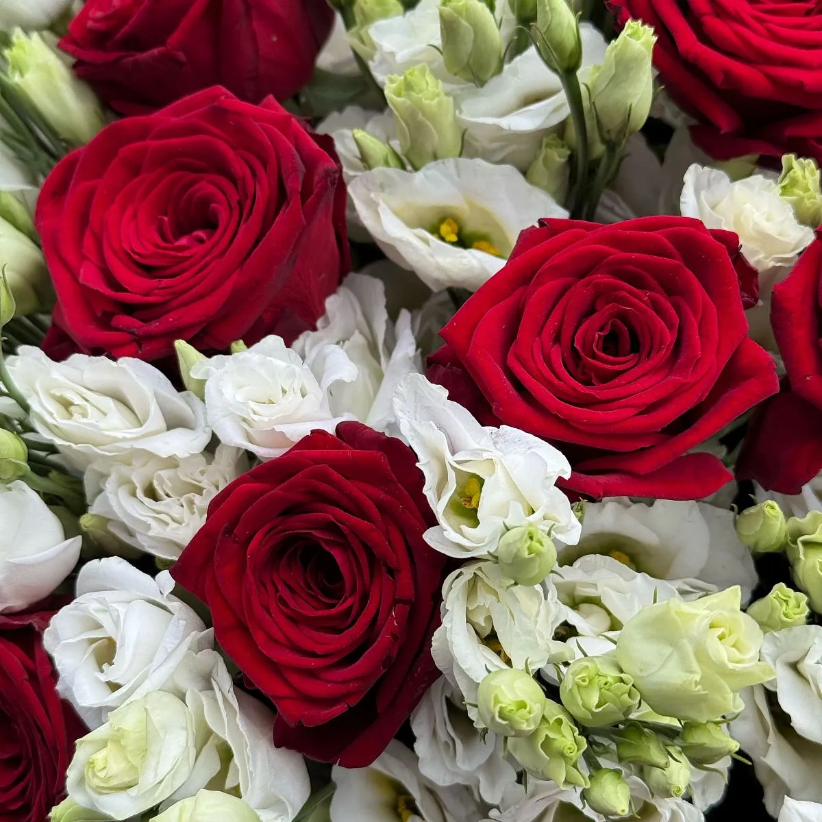 Букет из роз и эустом