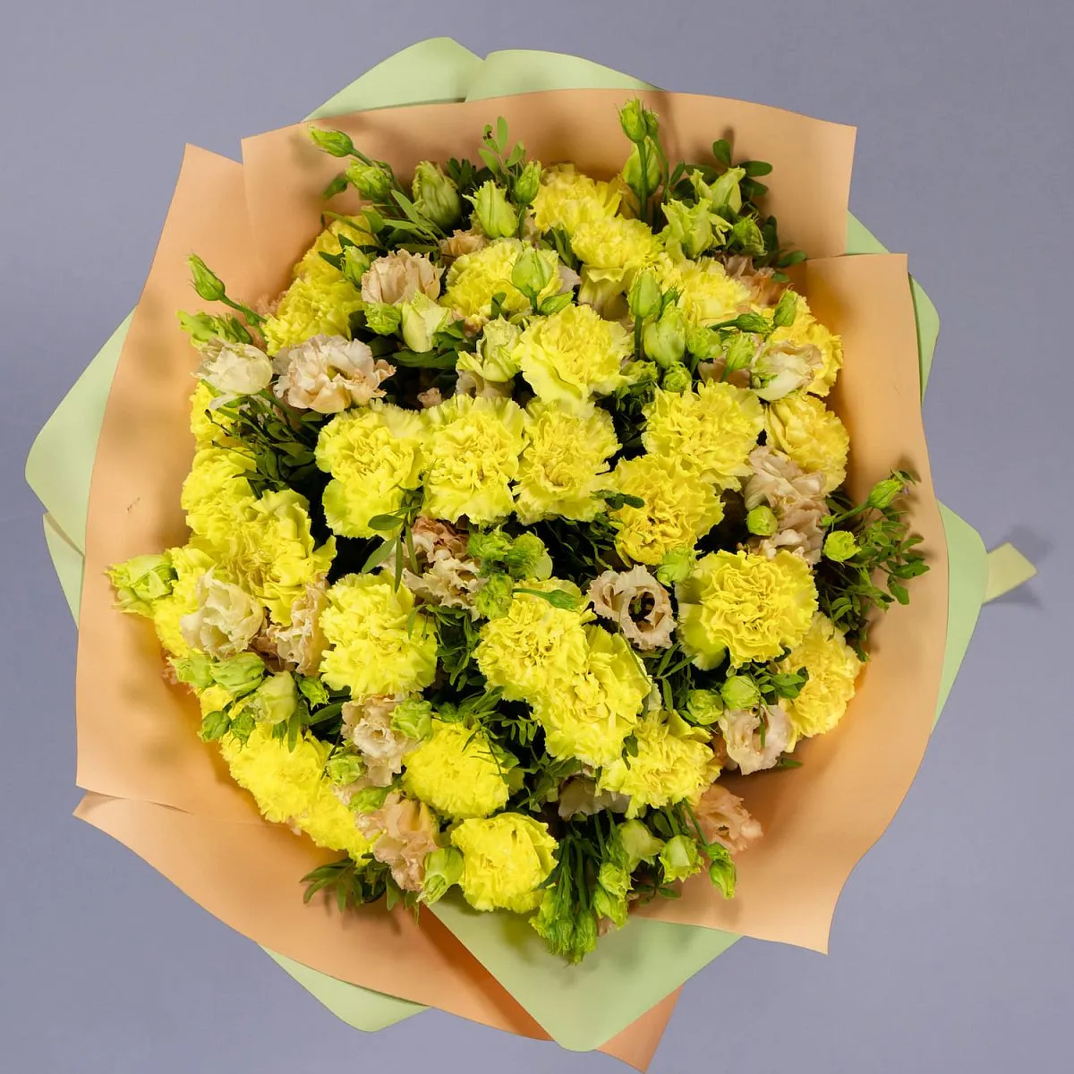 Букет из эустом и желтых гвоздик