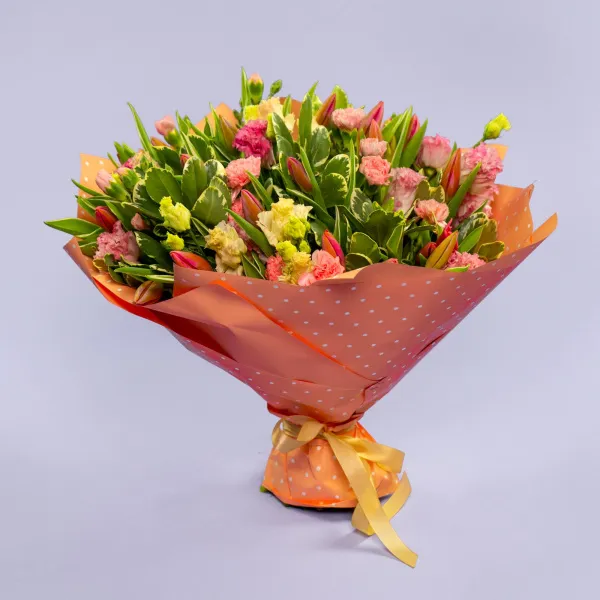 Букет из 25 тюльпанов и гвоздик