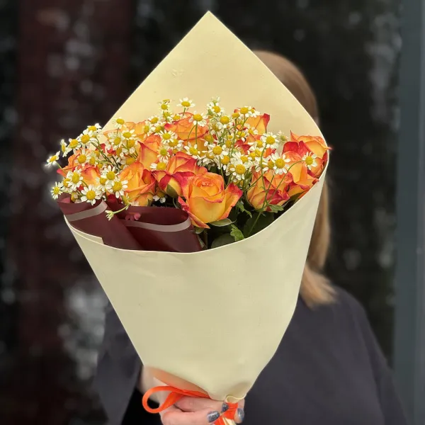 Букет из роз и танацетум