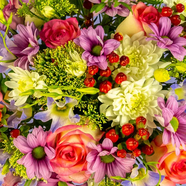 Розы, хризантемы микс, эустомы в коробке