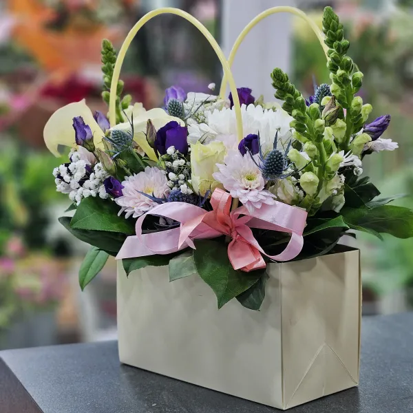 Розы, хризантемы и эустомы в коробке