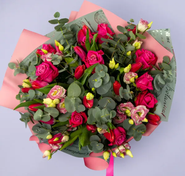 Букет из 10 роз и 19 тюльпанов