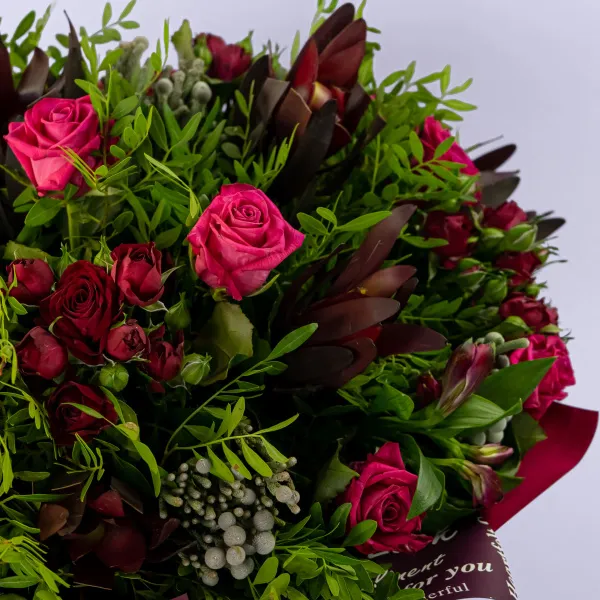 Букет из роз микс и альстромерий