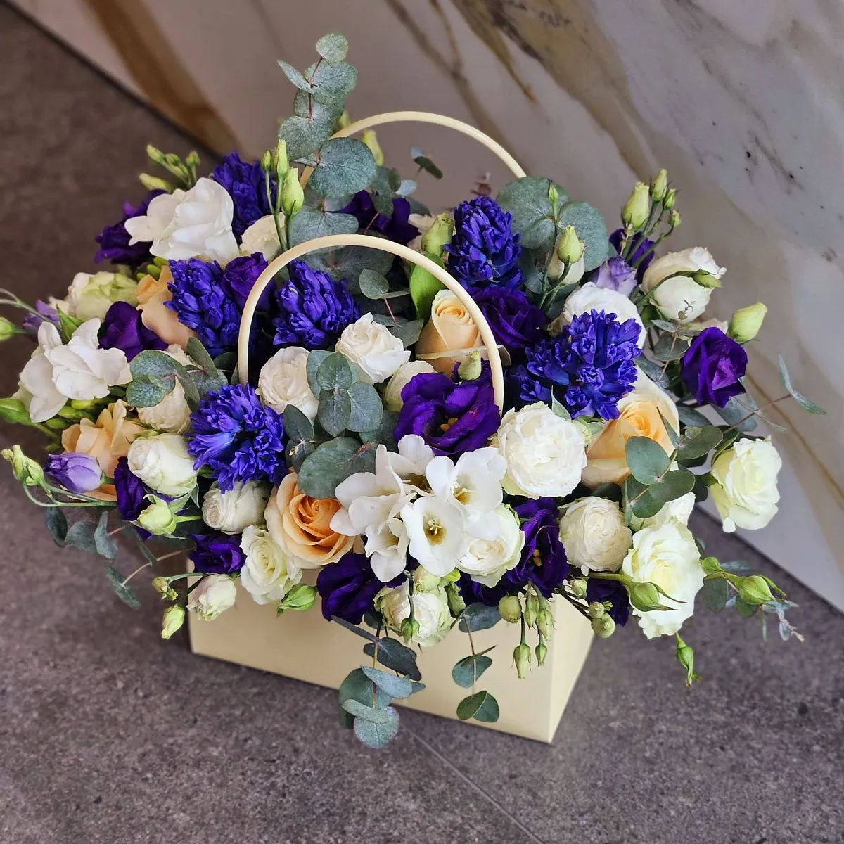 Розы, гиацинты и фрезии в коробке