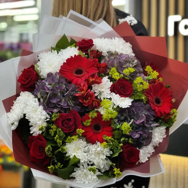 Букет из хризантем, роз и гербер