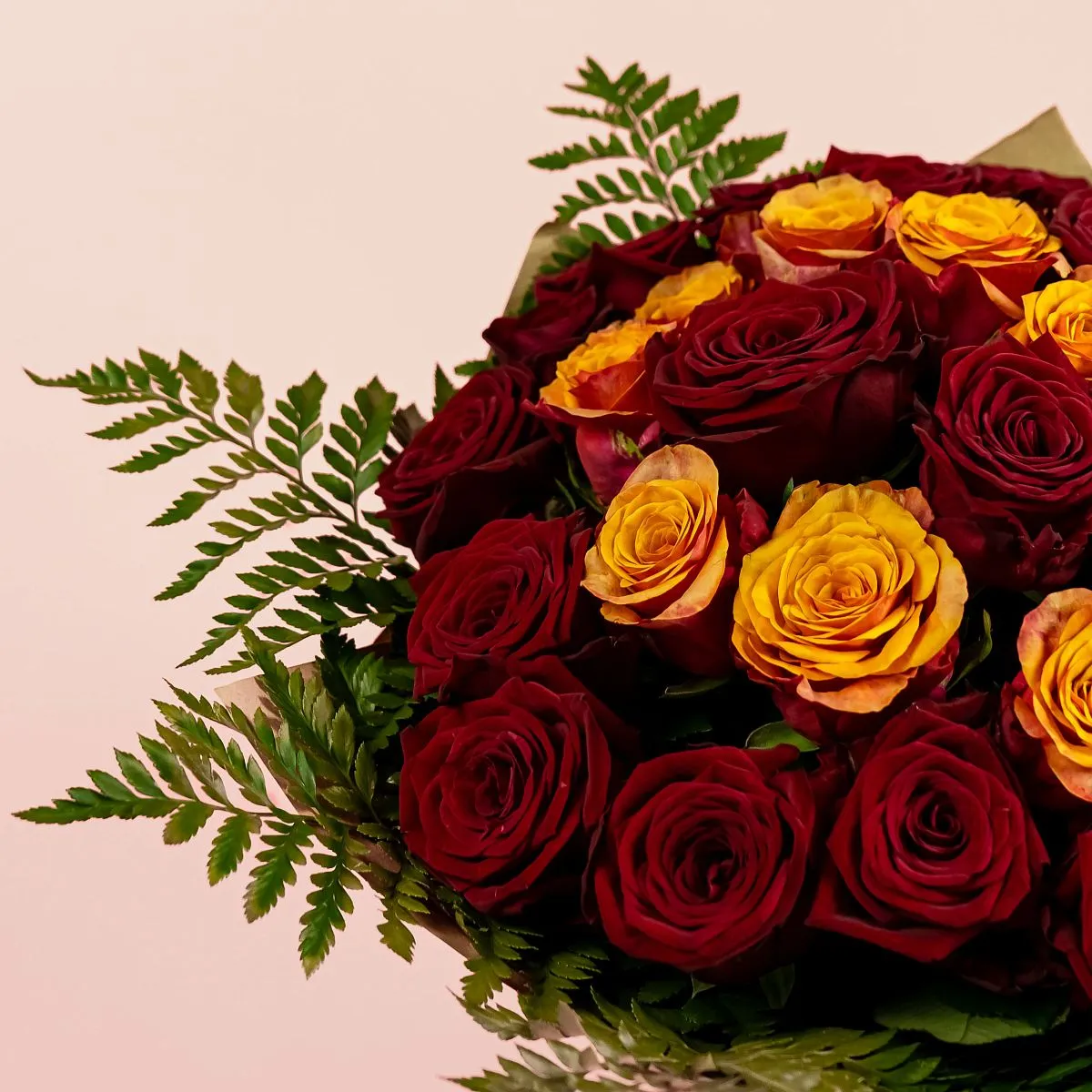 Букет из 35 бордовых и оранжевых роз