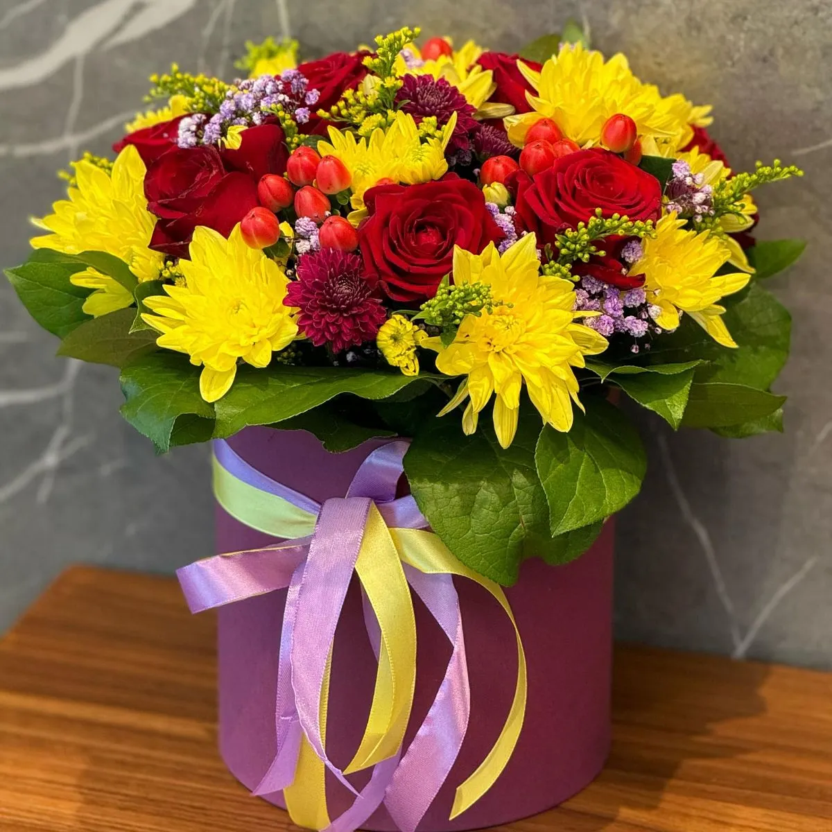 Розы, хризантемы и гиперикума в коробке