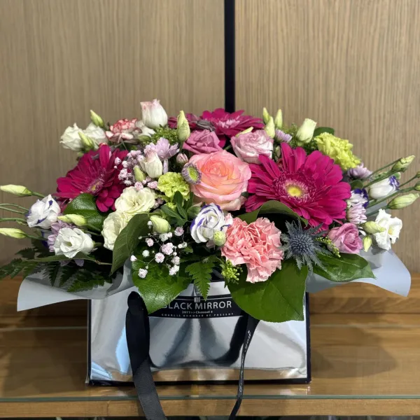 Гипсофилы, эустомы и герберы в коробке