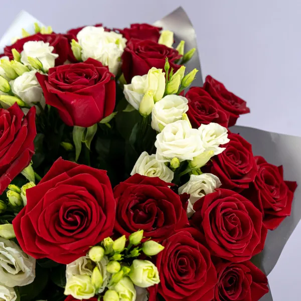 Букет из роз и белых эустом