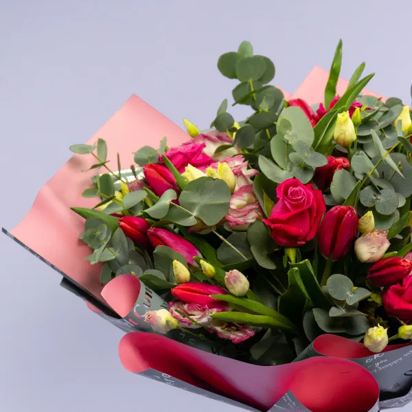 Букет из 10 роз и 19 тюльпанов