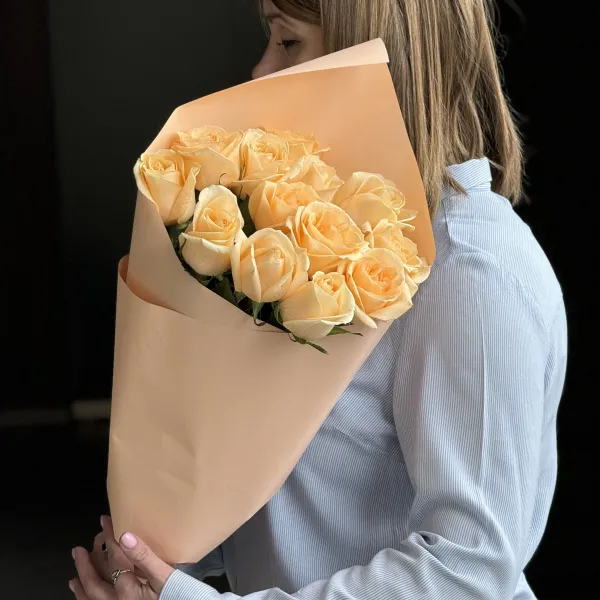 Букет из 13 кремовых роз (70 см)
