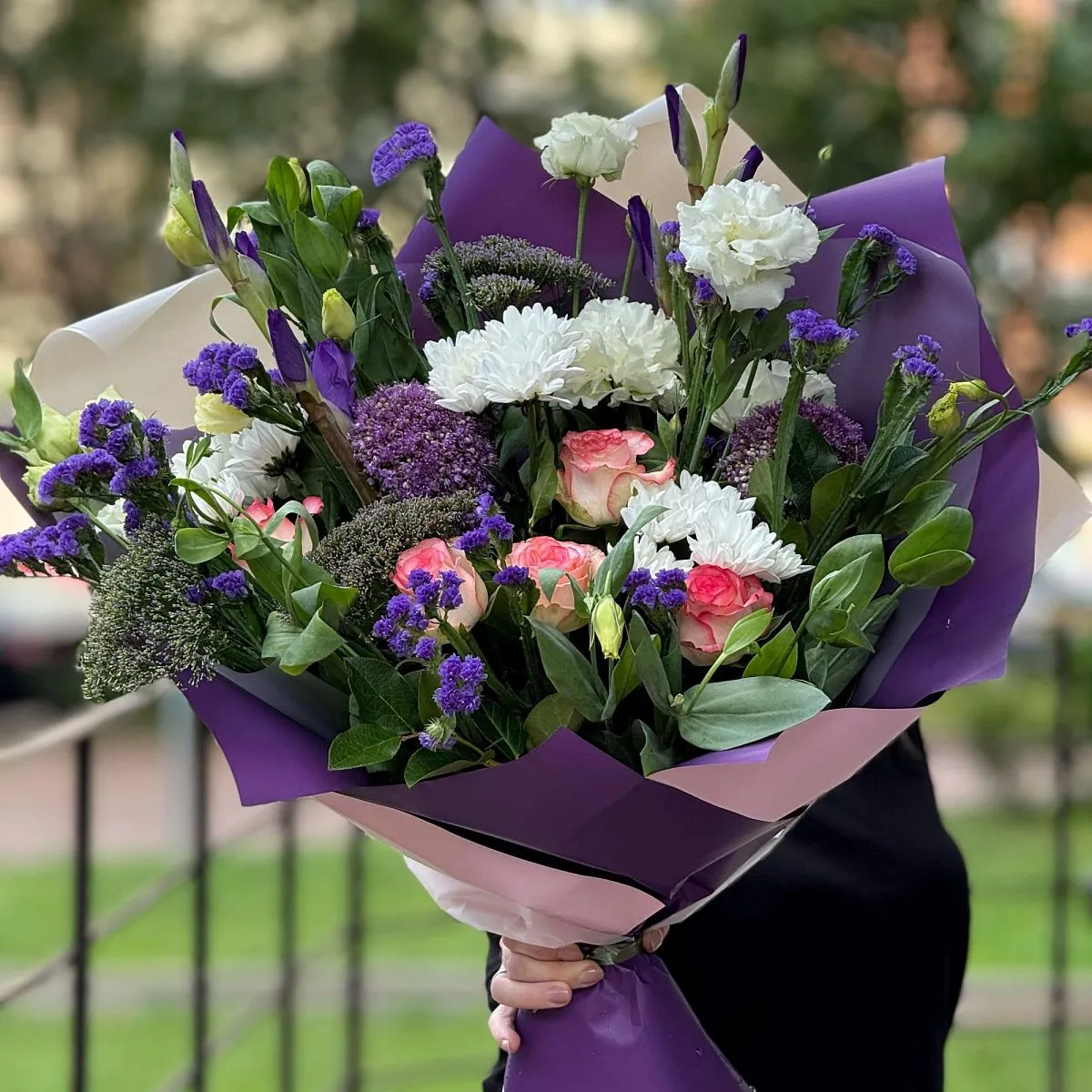 Огромный букет из роз, эустом и хризантем