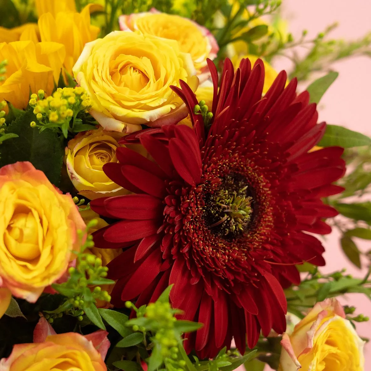 Герберы, розы и подсолнух в коробке