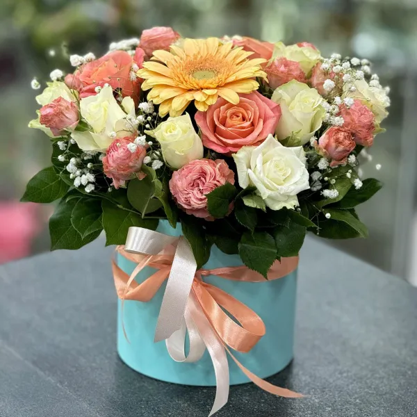 Гипсофилы и розы в коробке